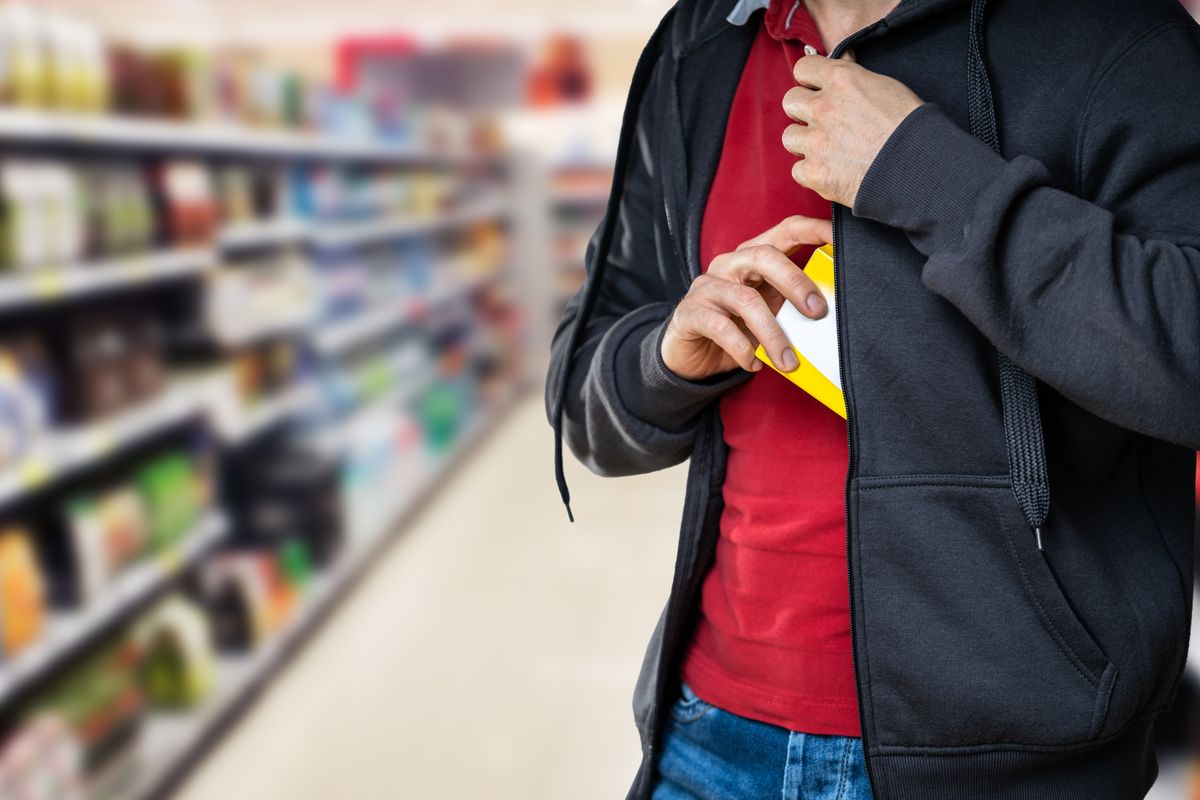 Retail Shoplifting. Man Stealing In Supermarket
Parfümöt lopott, majd tusfürdőt vágott a biztonsági őrhöz