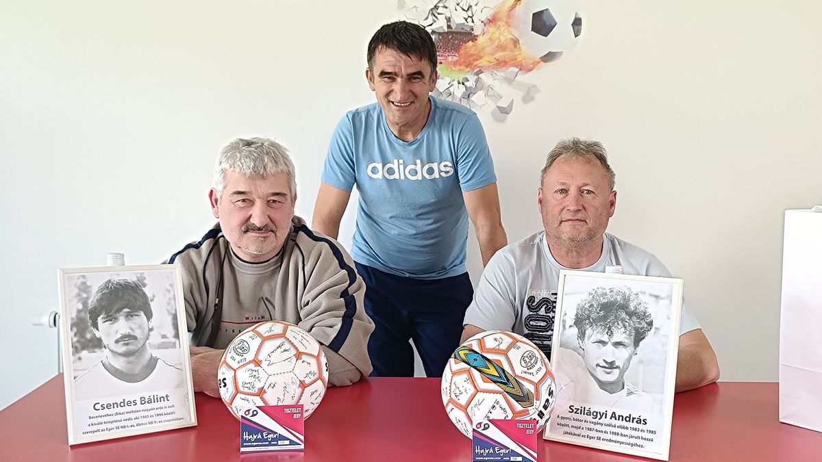 Csendes Bálint (balról) és Szilágyi András, az Eger SE játékosai között Béres Mihály operatív igazgató 