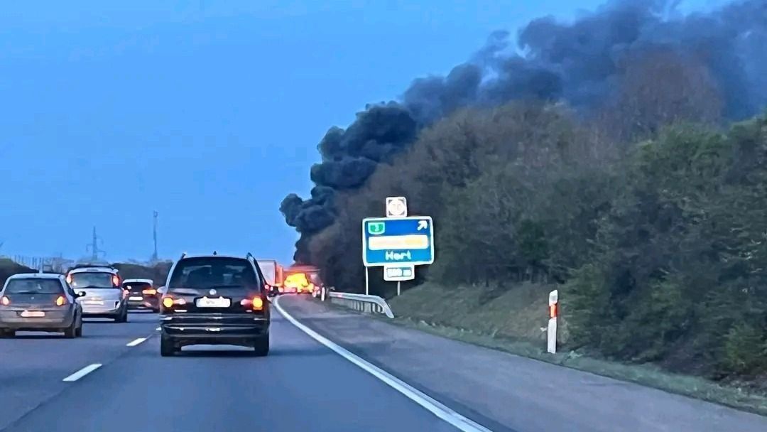 Hatalmas füst gomolygott az M3-as autópályán, amikor nemrég egy kamion kigyulladt