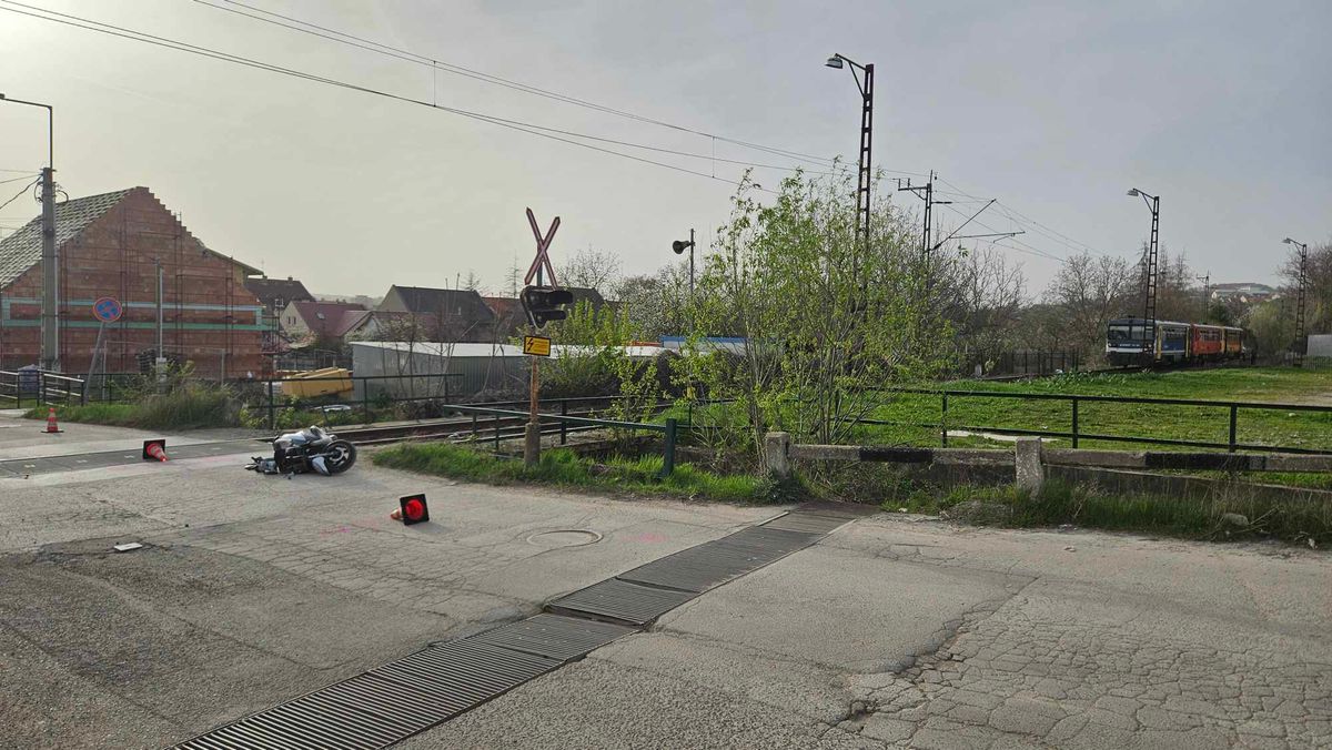 Halálos baleset: motorost gázolt a vonat Egerben
