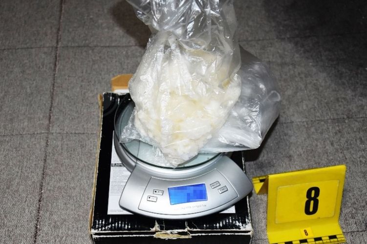 Kábítószert, ékszert találtak a rendőrök az adácsi díler lakásán