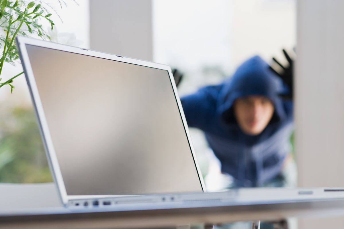 Thief, laptop, betörő, tolvaj
Fiatalkorúak törtek be egy egri étterembe, laptopot vittek magukkal
