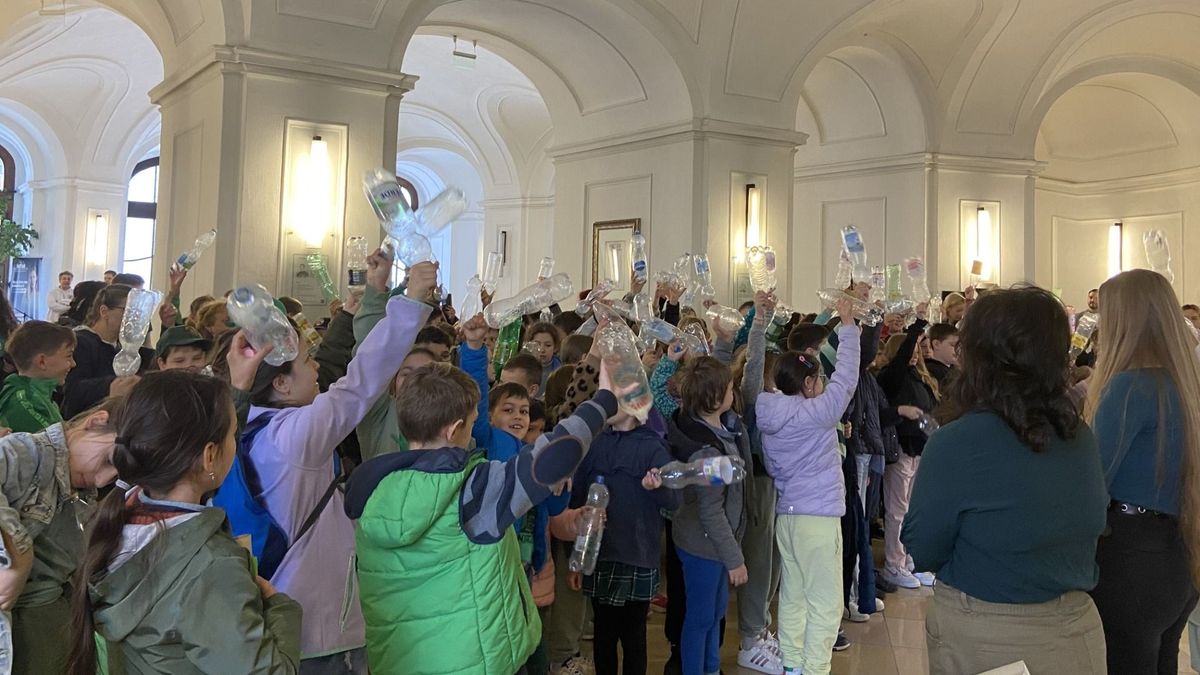 A Zöld hét megnyitójára több mint 100 gyermek készült műanyag palackkal