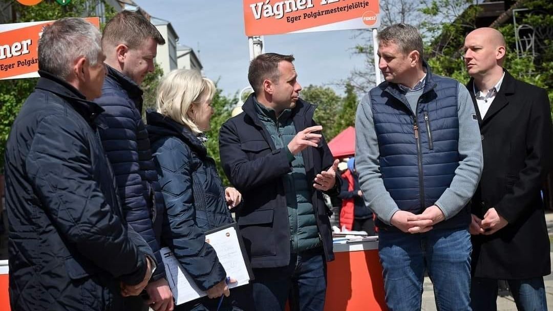 Dömötör Csaba parlamenti államtitkár is besegített Vágner Ákosnak az aláírásgyűjtésban
