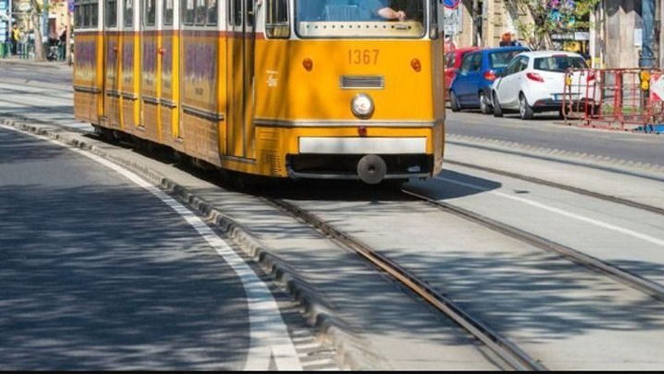 Döbbenetes videó: a ruhájánál fogva rántottak vissza a villamos elől egy nőt