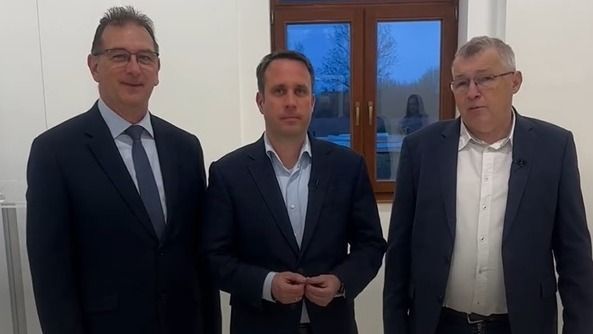 Sveiczer Sándor polgármester (balról), Dömötör Csaba miniszterhelyettes és Szabó Zsolt országgyűlési képviselő Hevesen