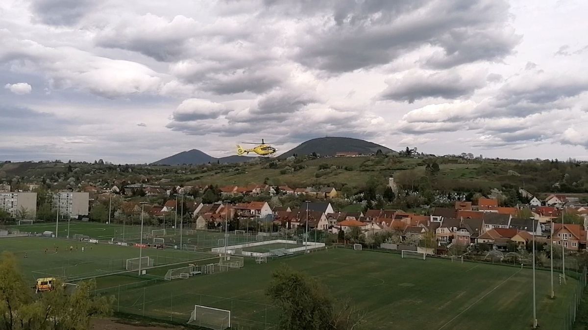 Mentőhelikopter vitt el egy embert az egri északi sportpályáról