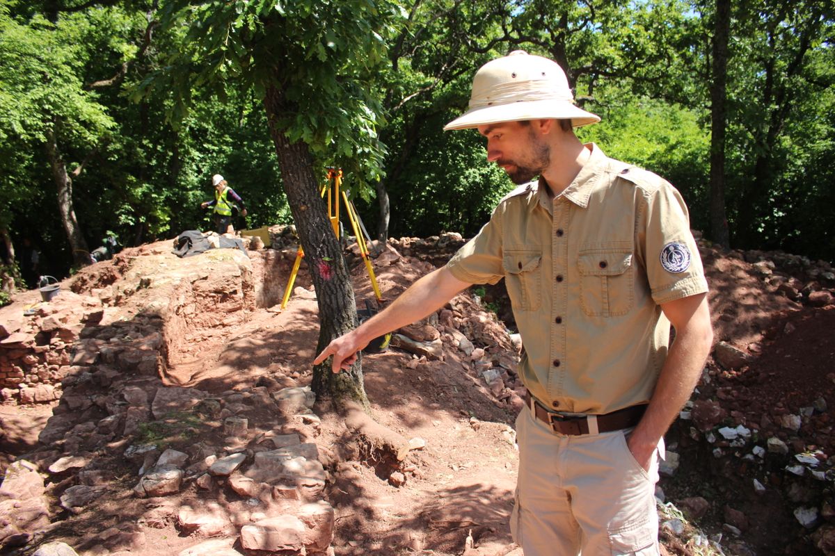 Rákóczi Gergely régész az ásatás helyszínén ahol feltárják a Nagy-Eged kápolnájának évszázados titkait 