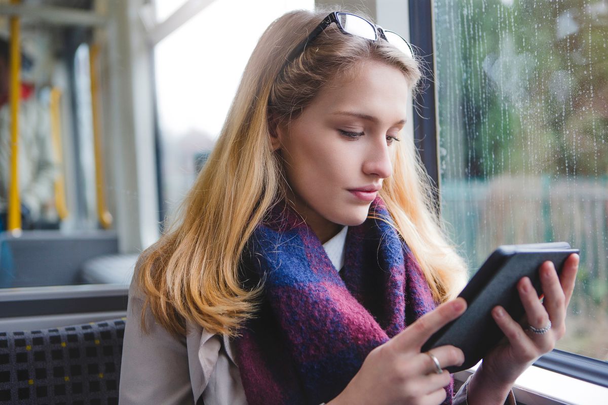 Using E-Reader on the Train
Nem kell könyveket cipelni magunkkal utazás közben sem: az egri könyvtából e-bookot is kölcsönözhetünk