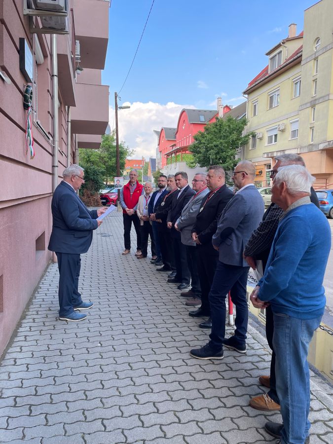 Az egri fertálymesterek megkoszorúzták Kocsis Bernát egykori fertálymester emléktábláját