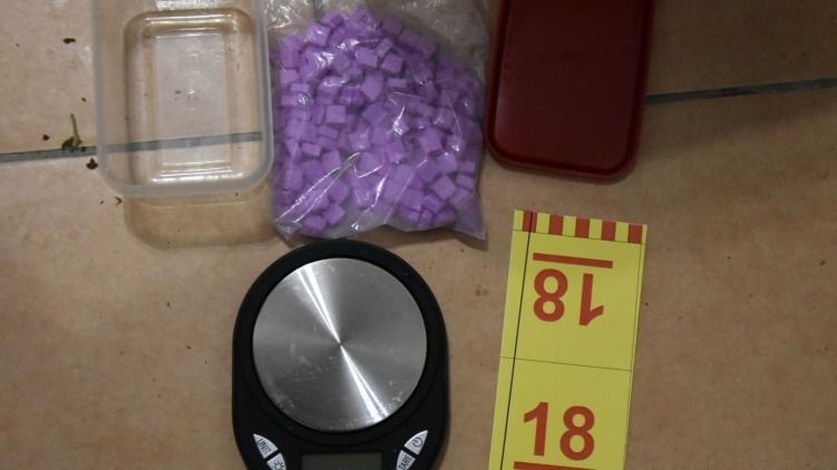 Fehér por, lila tabletta a zsebben – egy férfit és egy nőt is lekapcsoltak a gyöngyösi rendőrök 