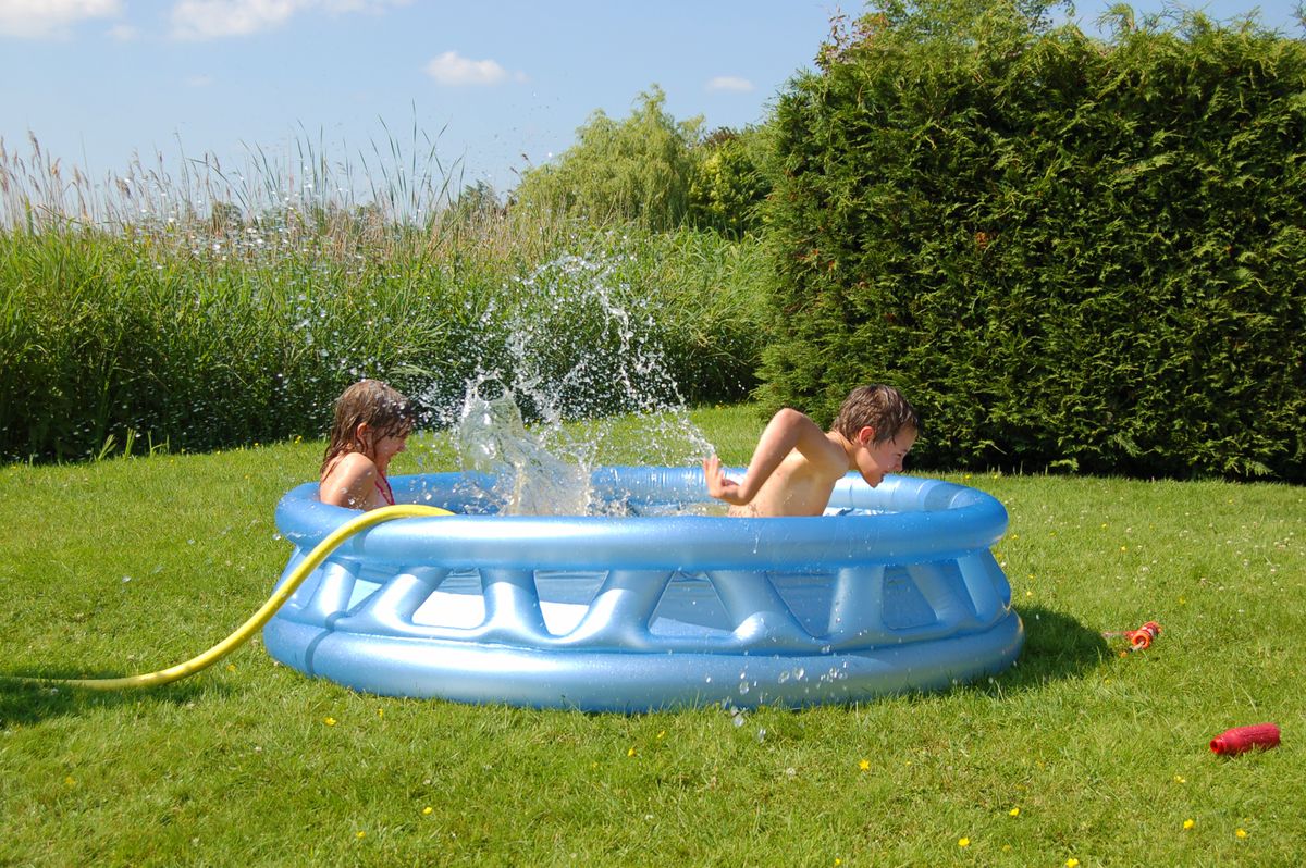 Two,Children,Playing,With,Water,In,An,Inflatable,Pool,In
Felfújható gyermekmedencét is lopott a visszaeső tolvaj