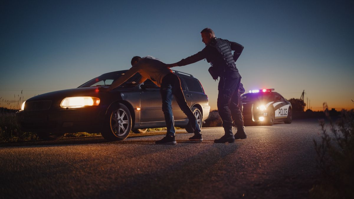 A,Professional,Middle,Aged,Policeman,Performing,A,Pat-down,Search,On
Semmi nem volt rendben az autóval, amit alőrinci polgárőrök kiszúrtak, még a sofőr is ittas volt