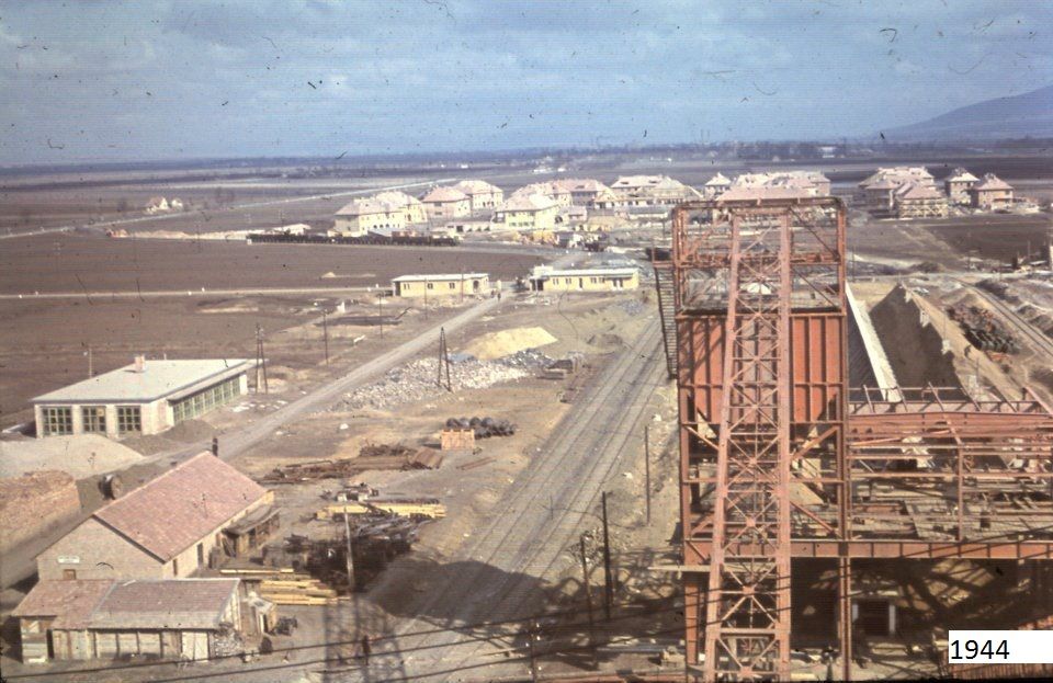 Épül az erőmű, a háttérben pedig a lakótelep is - 1944-ben
