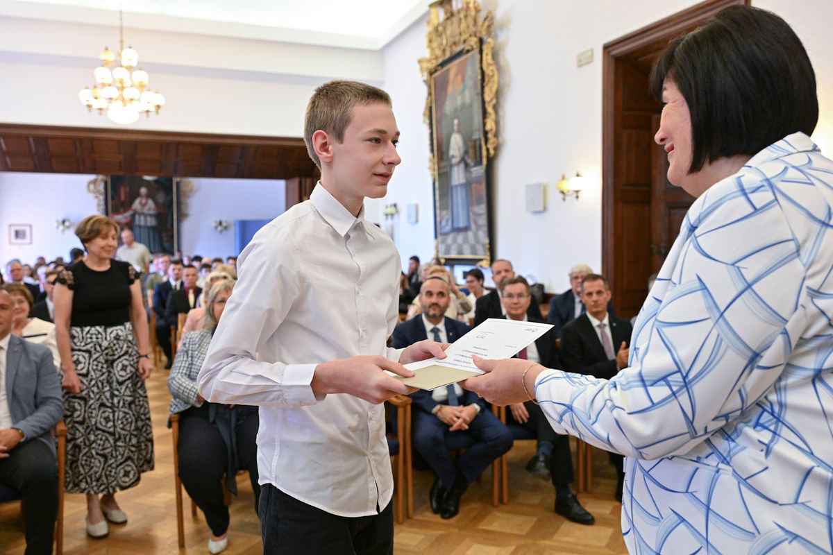 Kiváló tanulókat, művészeket díjaztak Egerben