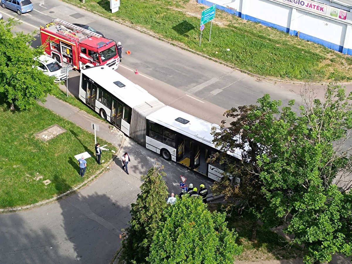 Útpadkára sodródott és kidöntött egy villanyoszlopot a helyi járatú busz Egerben