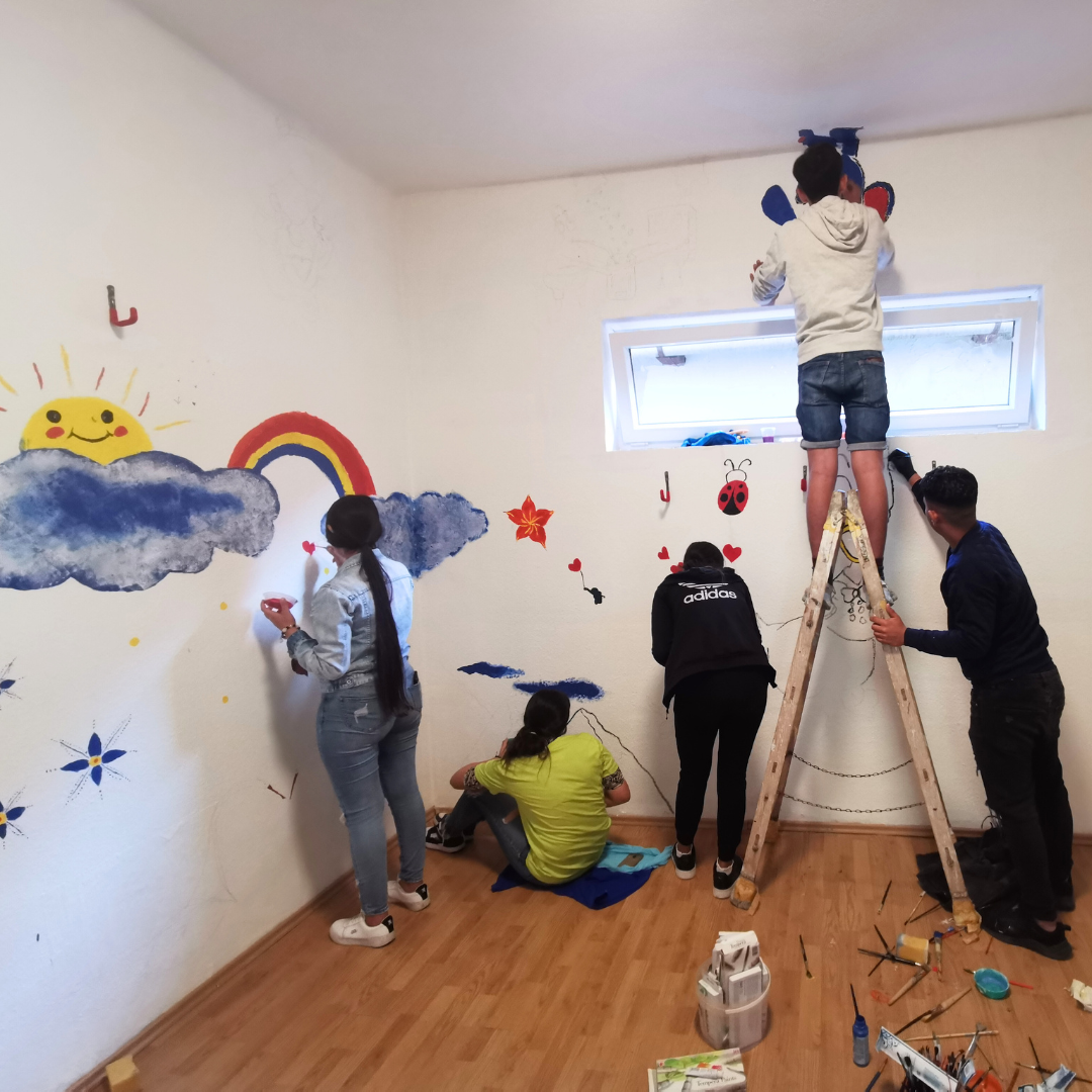 Hátrányos helyzetű önkéntes fiatalok festették ki a kerecsendi Jelenlét Pont germekfoglalkoztató szobáját