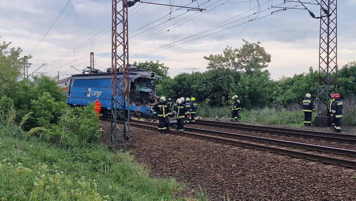 Teherautóval ütközött a tehervonat Adácsnál, kisiklott a mozdony