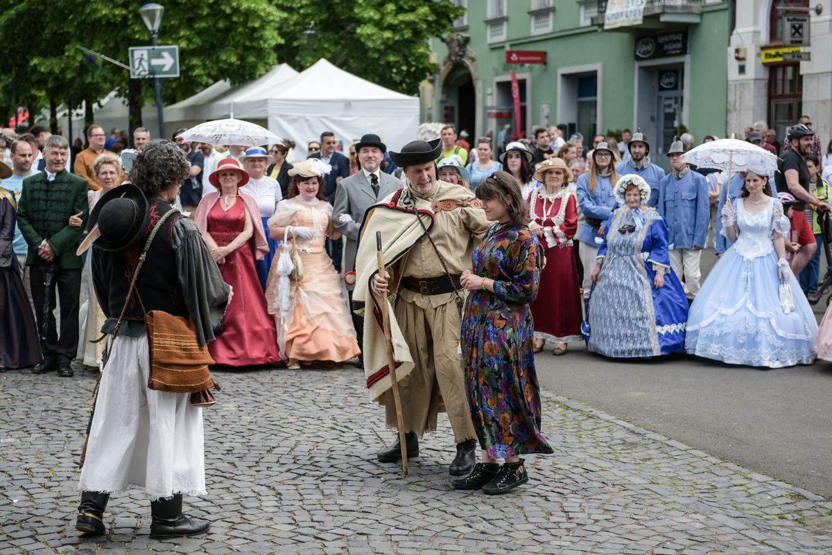 Városnap zajlik Gyöngyös Fő terén, megelevenedik a múlt