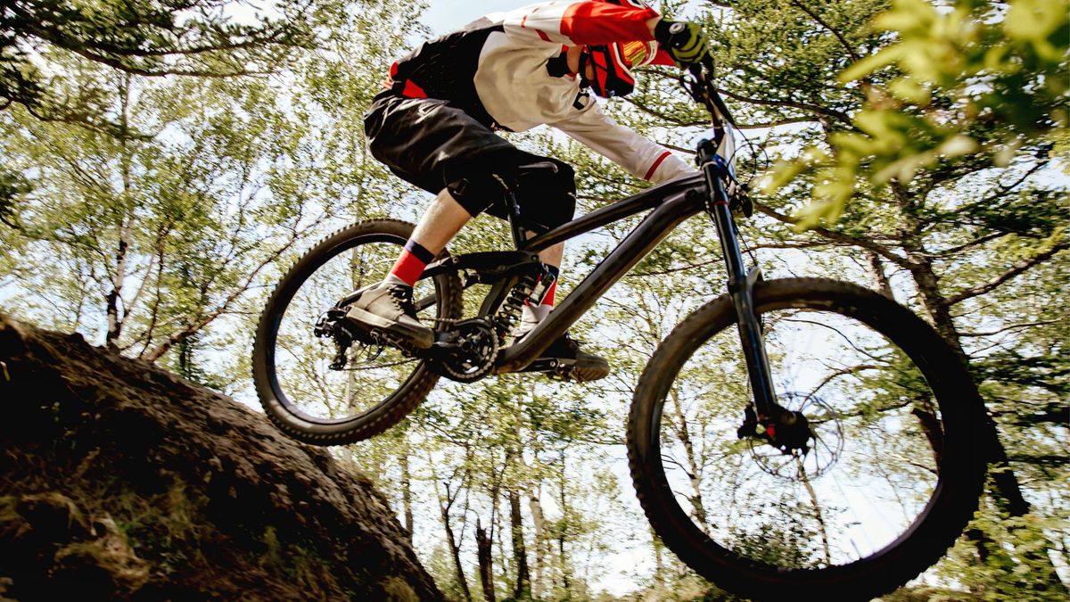 Male,Racer,Cycling,Steep,Descent,Downhill,In,Forest,,Summer,Mountainbike
Versenyre készülés közben vesztette életét a kerékpáros a Bükkben