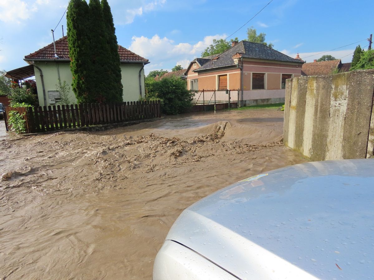 Sárfolyammá változtak az utcák a felhőszakadás után