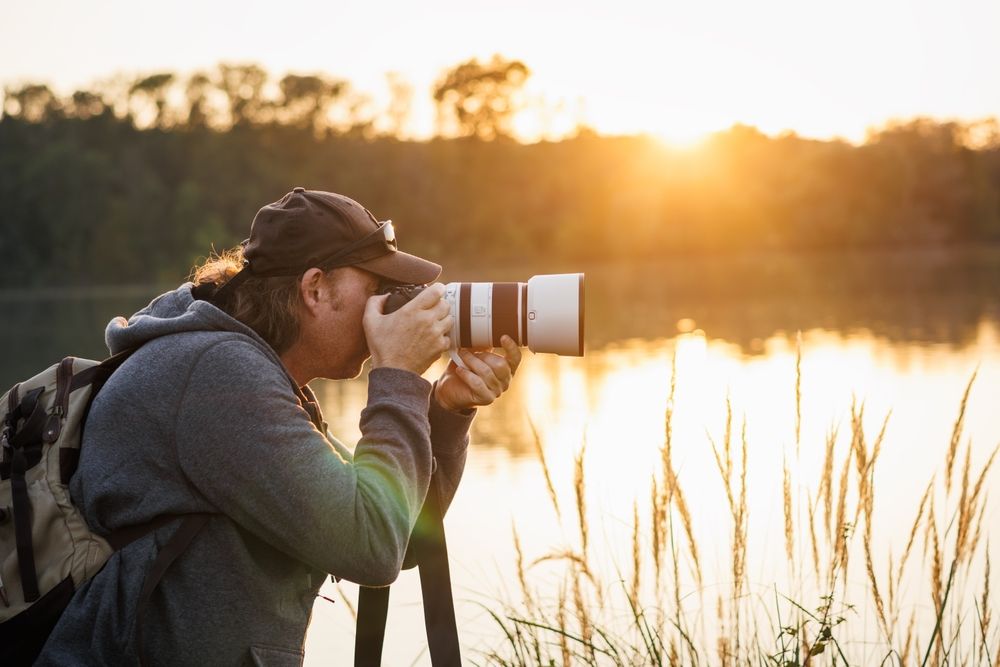 Wildlife,Photographer,With,Camera,Photographing,Nature,On,Lake,At,Sunset
Az Év BISEL Fotósa pályázaton a vízi élővilágról készített képeket várják.