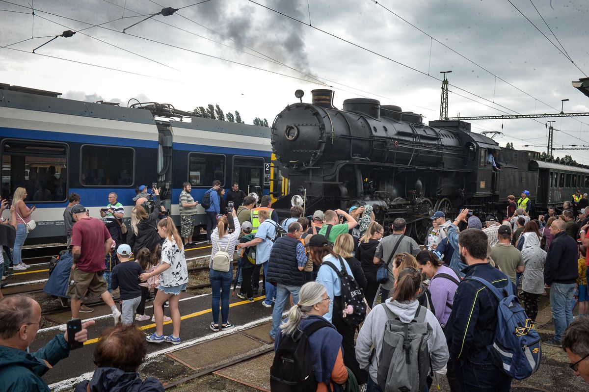 A gőzmozdony, Bivaly érkezését hatalmas érdeklődés kísérte a gyöngyösi vasútállomáson