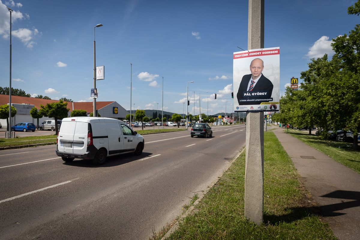 A Kertész úton és az északi városrészben is akad még plakát