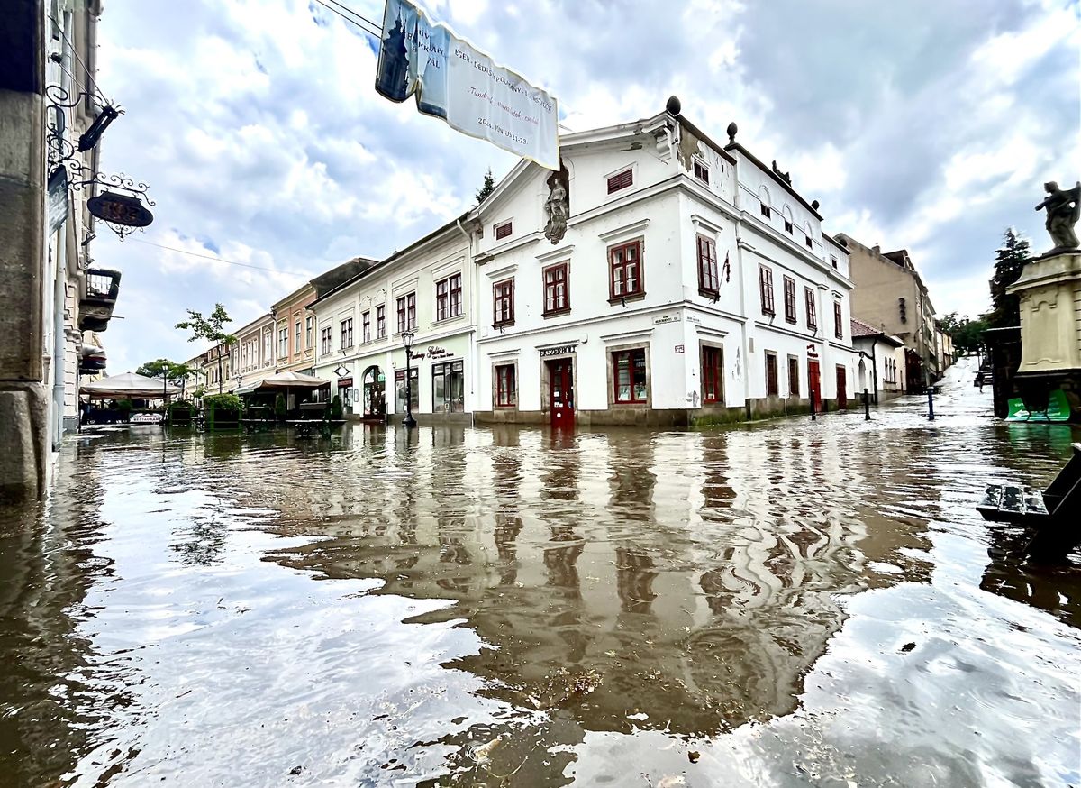 Vízben áll az egri belváros.