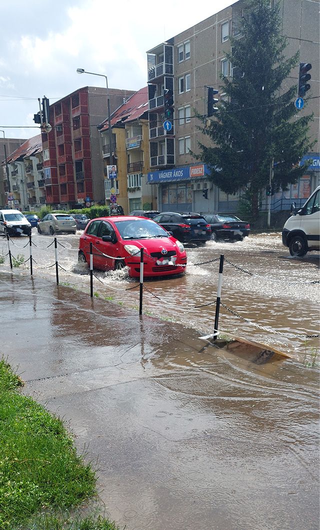 Úsznak az autók a Kővágó téren a jégeső után