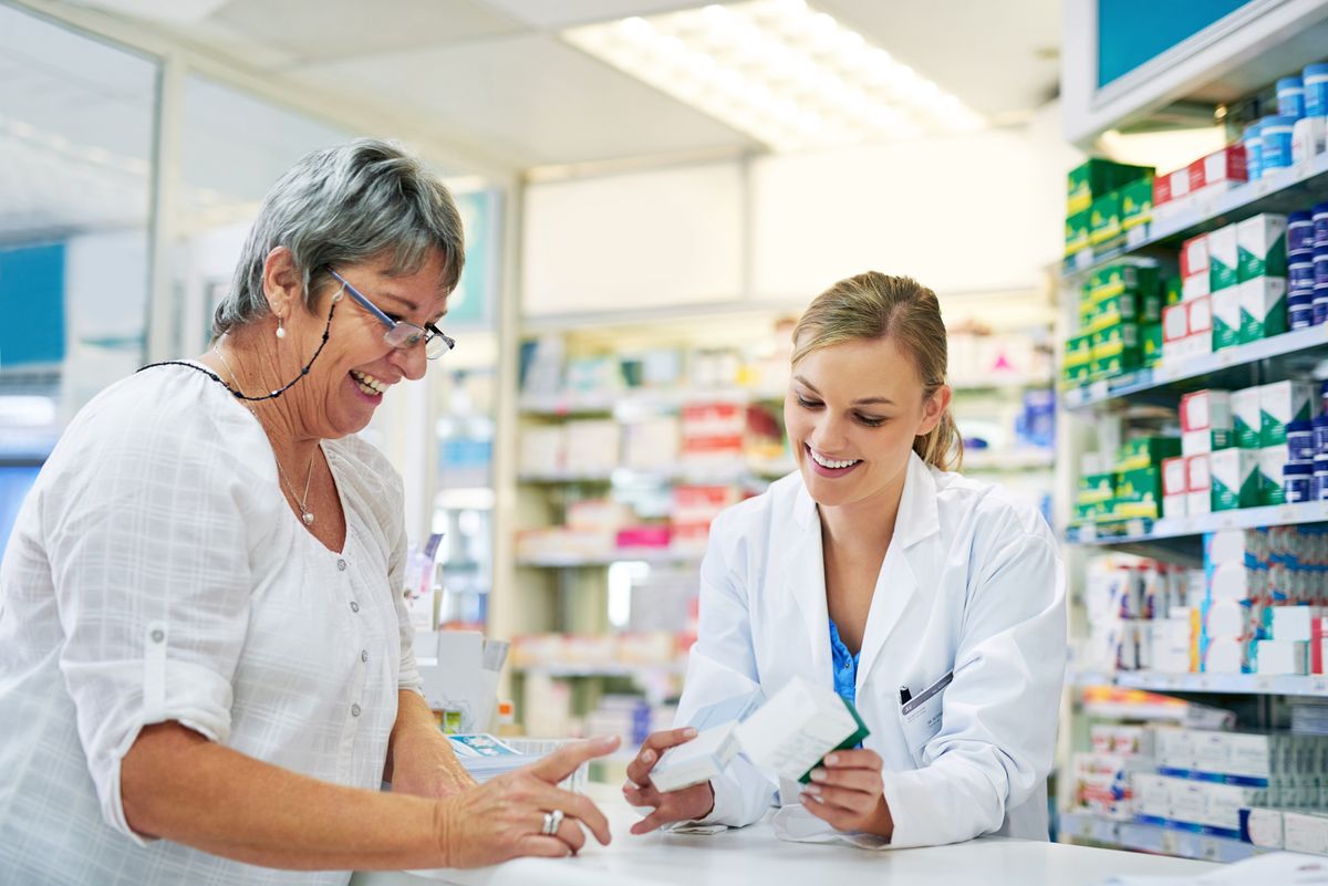 Pharmacist,Explaining,Prescription,Medication,To,Woman,In,The,Pharmacy,For
Sokan évekkel korábban igyekeznek utánajárni, mikor, hogyan mehetnek nyugdíjba