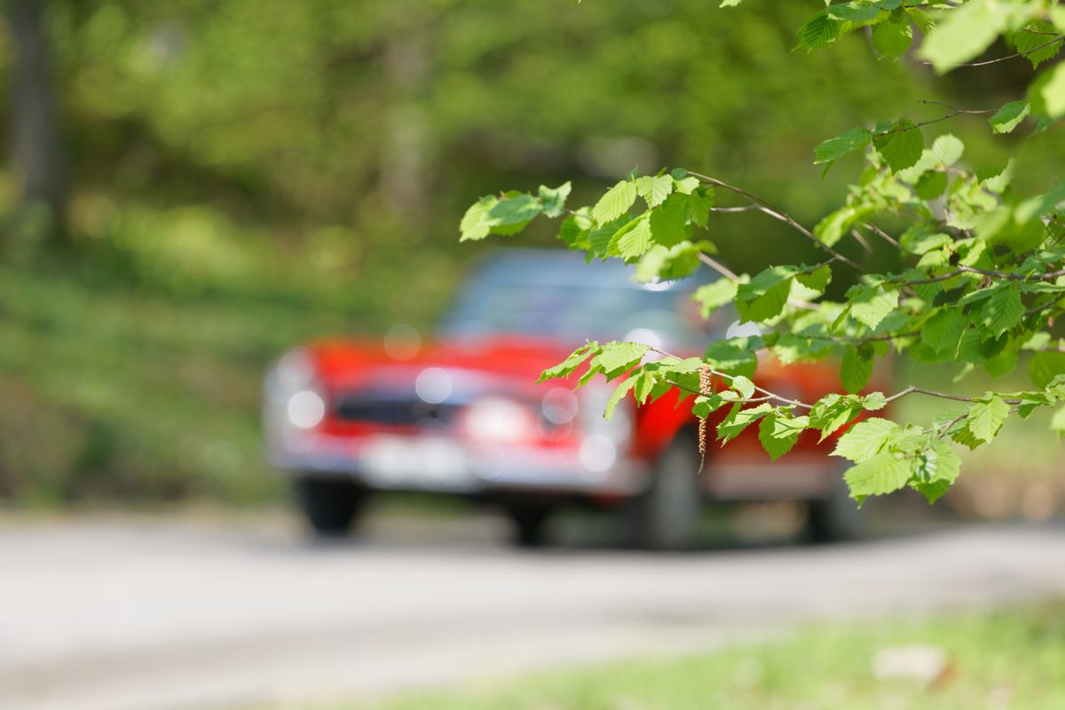 Red,Very,Blurry,Car,Driving,On,A,Country,Road,,Leaf
Veterán autók versenye miatt zárták le a bükkszéki útszakaszt