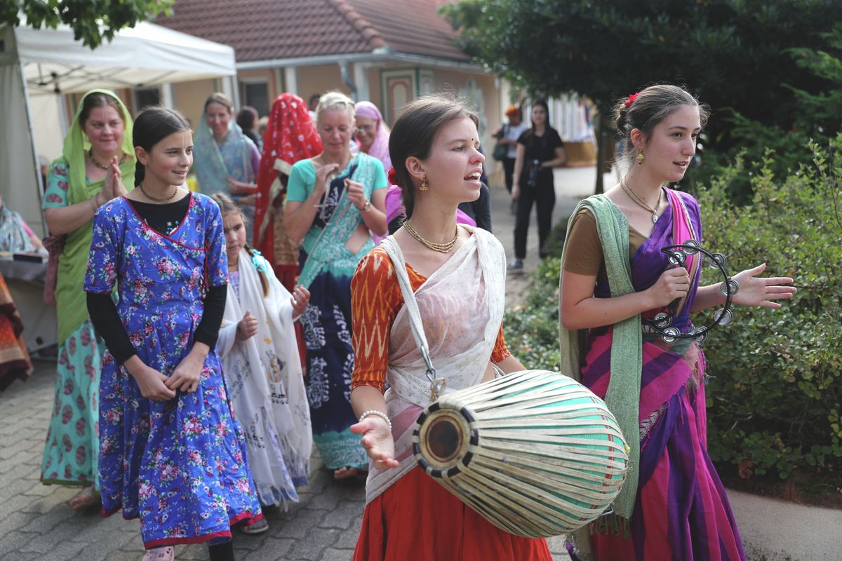 LANG2974
Egerből indulnak zarándoklatra a Krisna-tudatú hívők, egészen a Tisza-tóig mennek