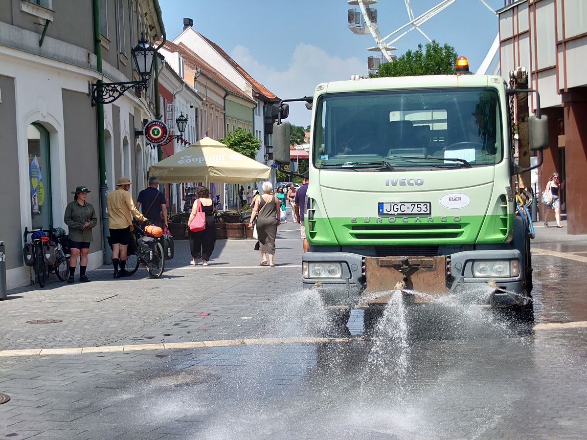 Locsolóautóval igyeszik enyhíteni a hőségen a városgondozás