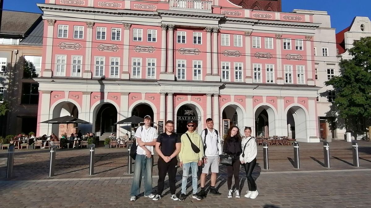 A szakmai gyakorlat során szobát készítenek elő és étteremben szolgálnak fel a diákok.