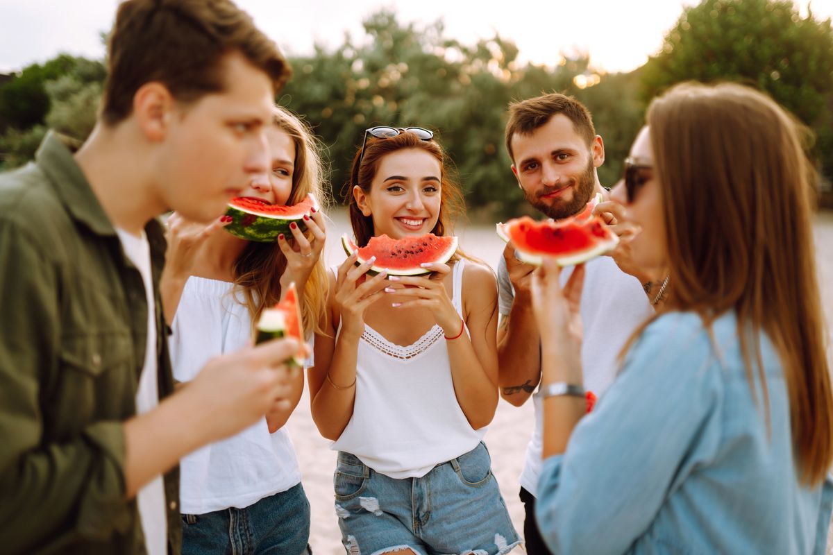 Young,Friends,Relaxing,On,The,Beach,And,Eating,Watermelon.,Group
Különleges dinnyekóstolót rendeznek Poroszlón