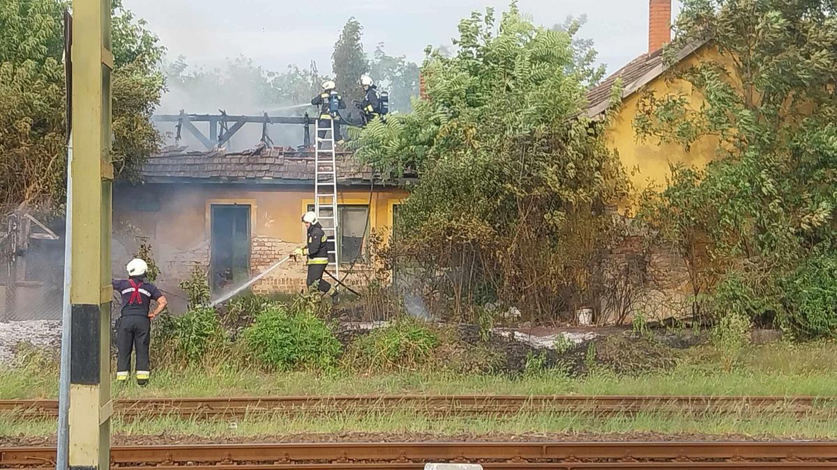 A növényzet után az épület is lángra kapott Lőrinciben