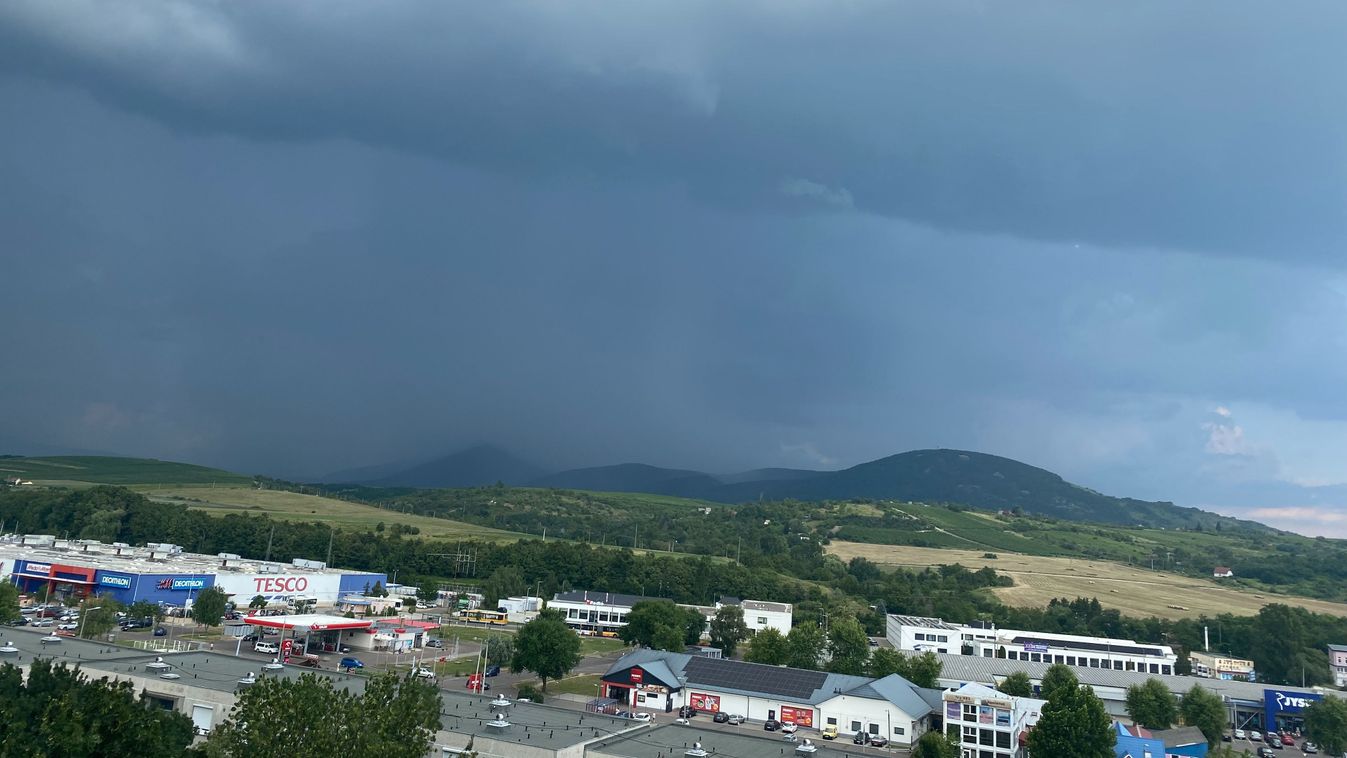 Így érkezik a vihar Egerbe, a Dobó téren épülő színpad elemeit is viszi a szél + videó