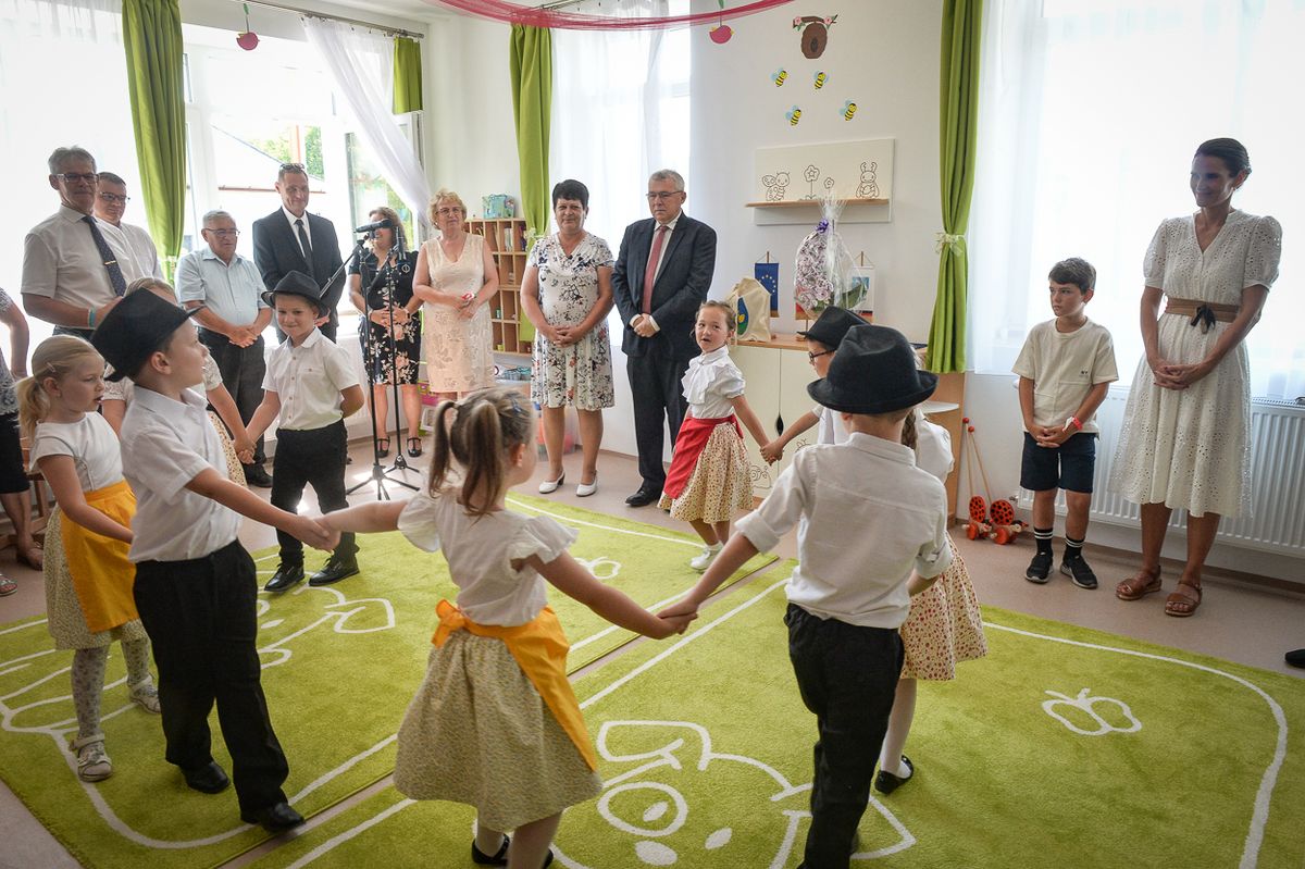 A helyi ovisok táncos műsorral készültek az eseményre