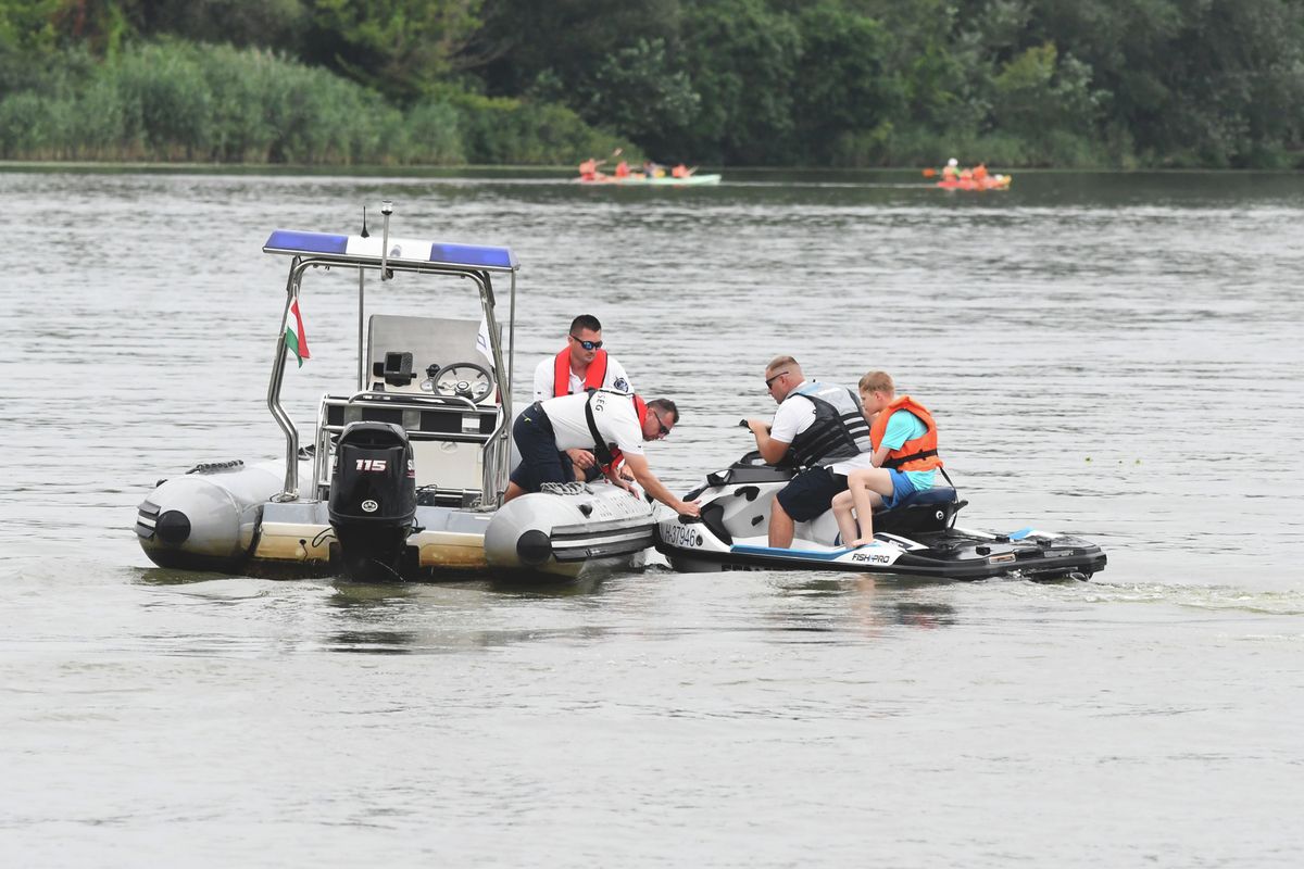 Vízből mentési gyakorlatot tartottak a Tisza-tónál