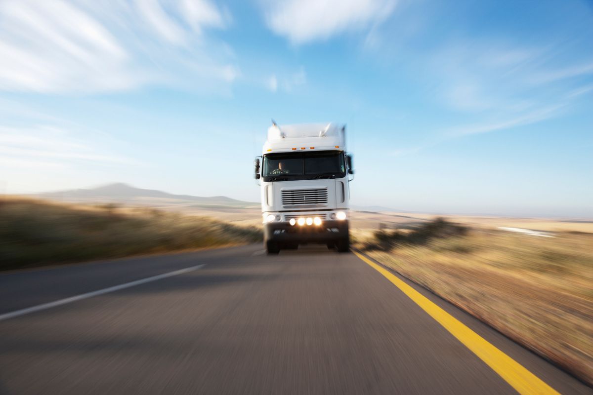 Semi-truck speeding on remote road
Megnövekedett teherforgalom miatt vezetnek be súlykorlátozást