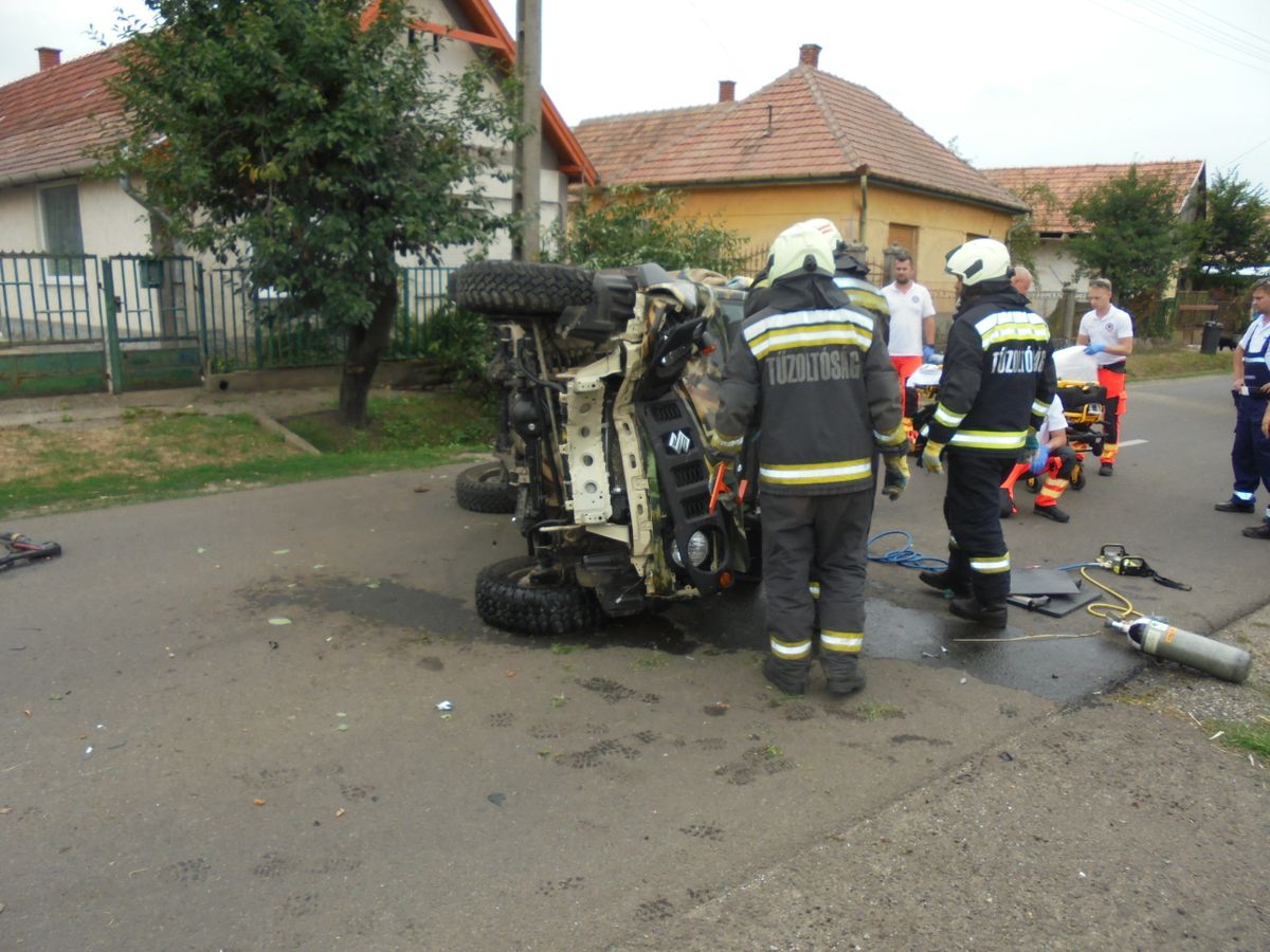 Feszítővágóval menekítették ki a sofőrt a tűzoltók Hevesben