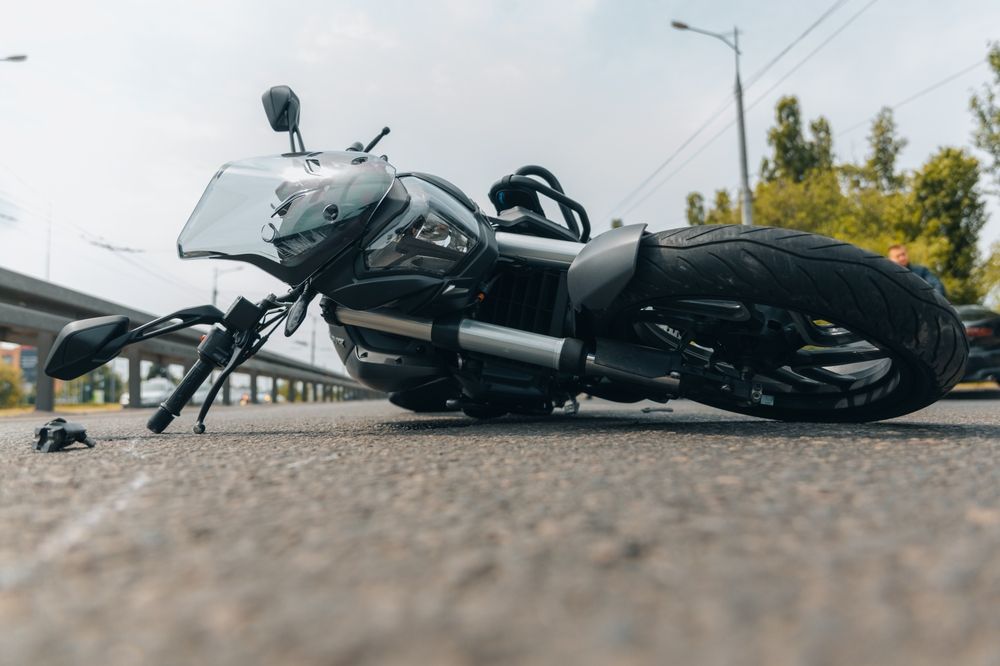 The,Motorcycle,Lies,On,The,Sidewalk,After,A,Ride.,Serious, Alácsúszott egy autónak egy motoros a Csiky Sándor utcában