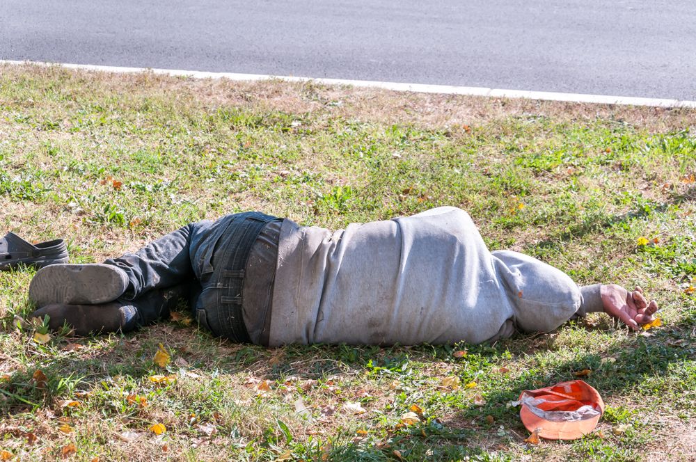 Old,Dirty,Drunk,Or,Drug,Addict,Barefoot,Homeless,Or,Refugee Robbanásig feszült a helyzet a drogok miatt Kerecsenden