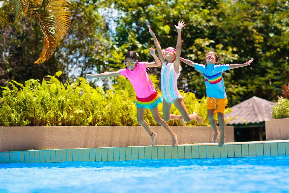 Group,Of,Kids,Jump,Into,Swimming,Pool.,Summer,Water,Fun. hőség, meleg, napsütés
Tombol a nyár: visszatér a kánikula