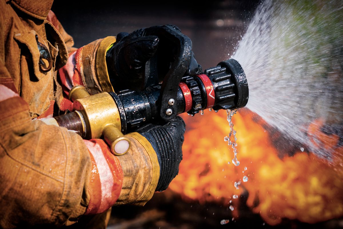 Firefighters Extinguishing House Fire.tűz. tűzoltó