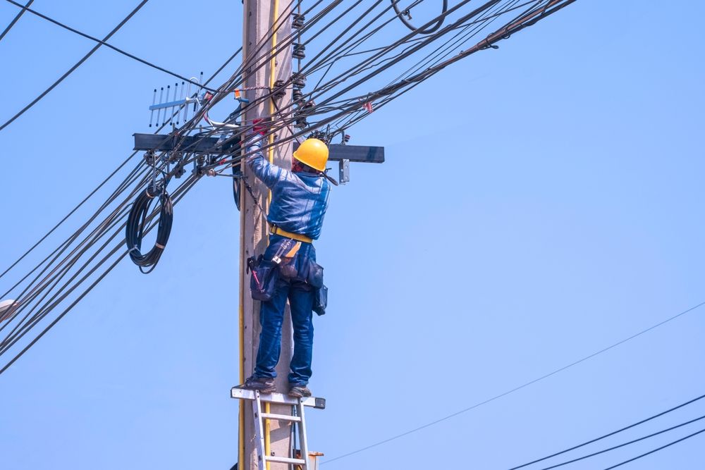 An,Electrician,On,Ladder,Is,Installing,Receiving,Antenna,For,Connection
A munkálatok alatt áramszünet lesz