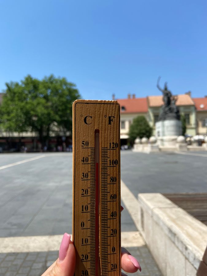 41 fokot mutat a hőmérő, a Dobó téri parkosított padok mellett.