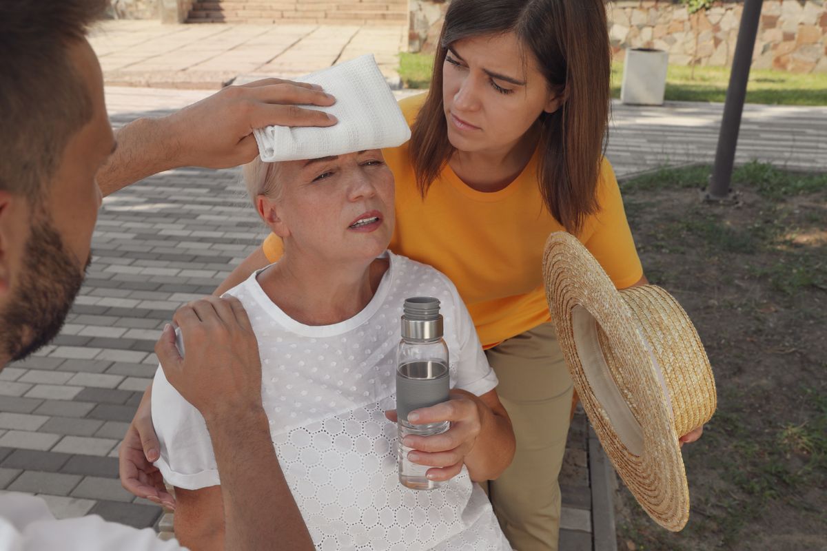 People,Helping,Mature,Woman,On,City,Street.,Suffering,From,Heat
Megfelelő gondoskodás és pihenés segíthet