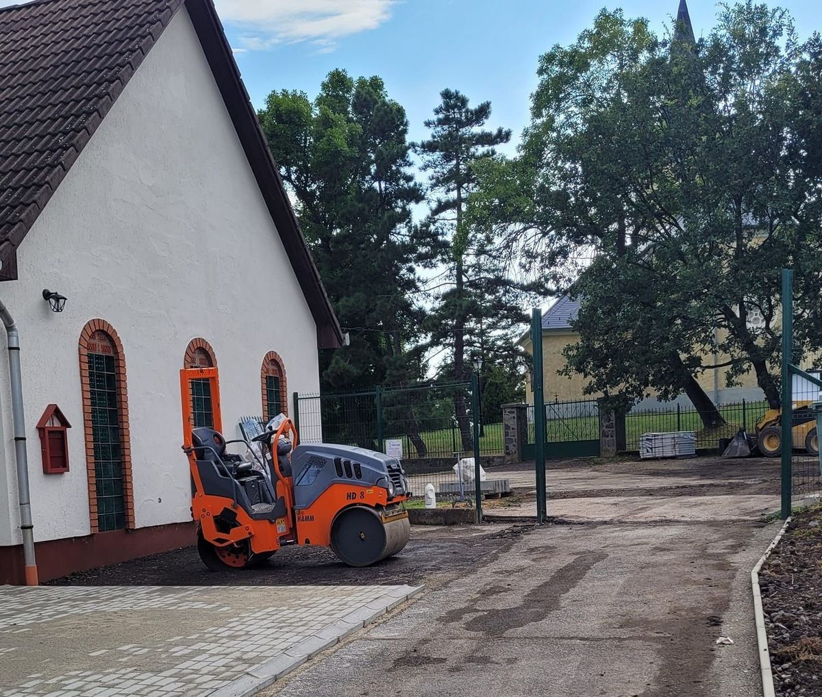 Az úthenger e hét elején már az aszfaltozásra várt a domoszlói temetőben